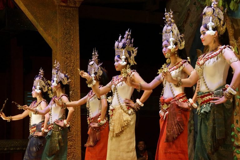 Apsara dancer perform Siem Reap
